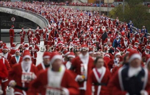 Тысячи Санта-Клаусов в солнечных очках